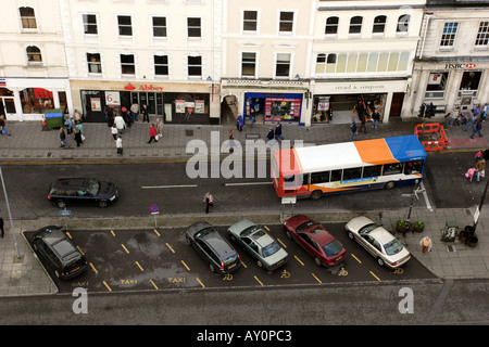 Vista aerea della città di Cirencester mostra le auto parcheggiate in spazi disabili Foto Stock