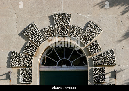 Elaborare ritaglio su ingresso al Georgian House in Bradford on Avon Foto Stock