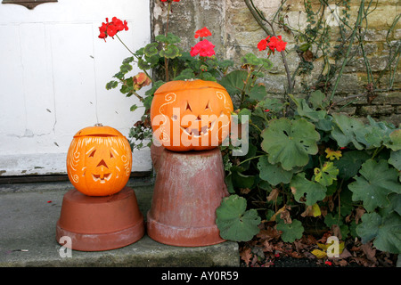 Comici volti scolpiti su un paio di zucche di Halloween Foto Stock