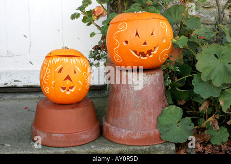 Comici volti scolpiti su un paio di zucche di Halloween Foto Stock