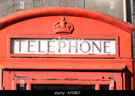 Tradizionale in rosso nella casella Telefono top Foto Stock