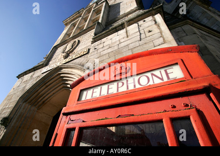 Tradizionale in rosso nella casella Telefono top Foto Stock