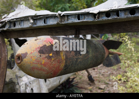 Bomba su un aereo distrutto a 'Giapponese grotta", Biak Papua occidentale, in Indonesia Foto Stock