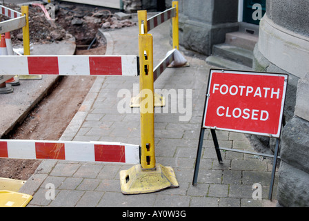 Infrastrutture della metropolitana essendo prevista in un foro nel terreno in una cittadina britannica di centro Foto Stock