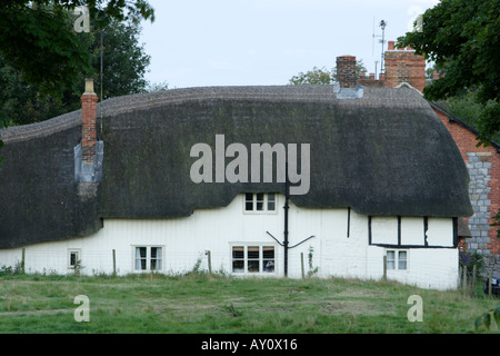 Con il tetto di paglia pittoreschi cottage in pietra nel villaggio di Avebury Wiltshire Foto Stock