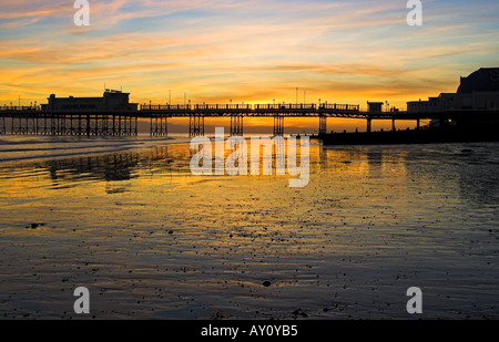 Un colorato tramonto dietro a Worthing Pier, West Sussex sul southcoast dell'Inghilterra, Regno Unito in una fredda sera di novembre. 2005 Foto Stock