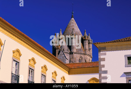 La torre della Cattedrale Sé Catedral e monastero di Loios, Evora, Alentejo, Portogallo Foto Stock