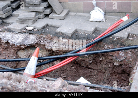 Infrastrutture della metropolitana essendo prevista in un foro nel terreno in una cittadina britannica di centro Foto Stock