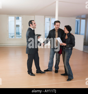 Le foto all'interno di un vuoto loft appartement di un giovane visitando appartamento Foto Stock