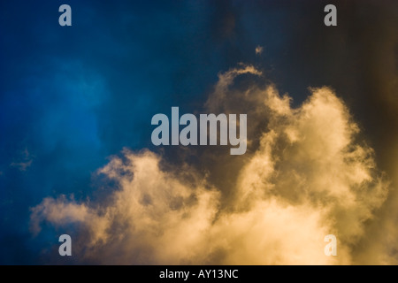 Arancione soffice nuvola sfondo cielo Foto Stock