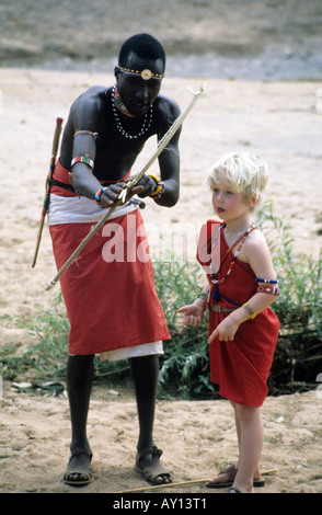 Western boy in abito tradizionale impara a usare un arco e frecce, Samburu, nel nord del Kenya Foto Stock