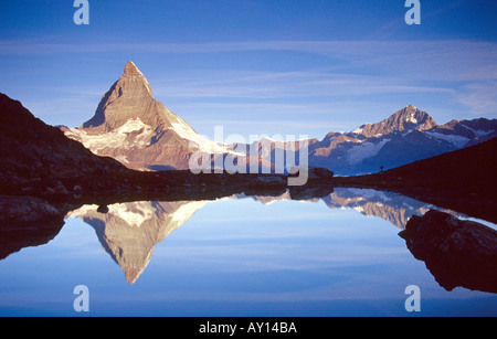 Il Cervino riflesso nel Grindijsee, Vallese, alpi svizzere, Svizzera Foto Stock