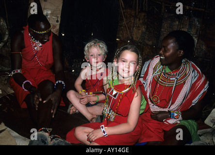 Western un ragazzo e una ragazza in tradizionale Samburu/Masai abiti e gioielli in una Manyatta tribali, nel nord del Kenya Foto Stock