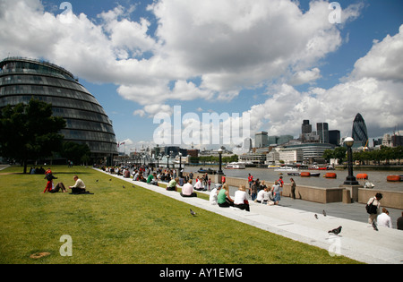 Vista del Municipio e della città di Londra da Potters Fields Park, Londra Foto Stock