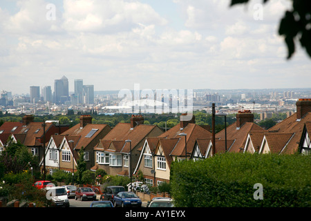 Vista da Brinklow Crescent su Shooters Hill guardando verso il Millennium Dome e da Canary Wharf, Londra Foto Stock