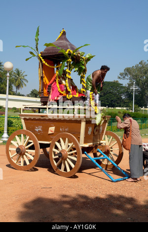 Tempio della spesa con dio indù e sacerdote al di fuori di un tempio nella motivazione dei maharajas palace di Mysore Foto Stock