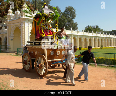 Tempio indù carrello trainato intorno ai templi nella motivazione dei maharajas palace di Mysore Foto Stock
