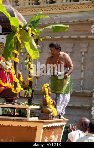 Tempio indù carrello e sacerdote al di fuori di un tempio nella motivazione dei maharajas palace di Mysore Foto Stock