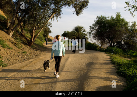 Persone escursionismo su un canyon percorso in Runyon Canyon in colline di Hollywood, la Foto Stock