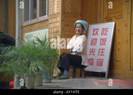 Donna cinese in abito locale Foto Stock