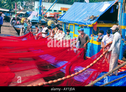 Kolhi pescatori con reti a Sassoon (Sassun) Docks Colaba il pesce principale di carico e di centro di scambi commerciali nel sud di Mumbai. India. Foto Stock
