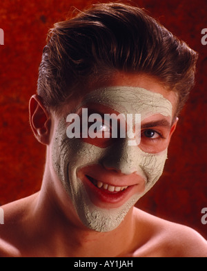 Giovane uomo in maschera facciale Foto Stock