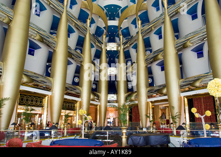 Burj Al Arab hotel vista dell'area lobby Dubai Emirati Arabi Uniti Foto Stock
