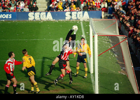 ARSENAL PORTIERE David Seaman cattura un angolo SOTTO PRESSIONE DA SOUTHAMPTON PLAYER NEIL MADDISON A DELL Foto Stock