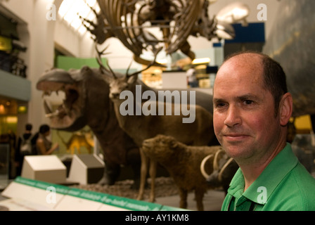 Cieco con il suo cane guida all'interno del Museo di Storia Naturale dove lavora come volontario London REGNO UNITO Foto Stock