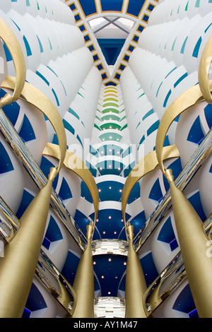 Burj Al Arab hotel vista dalla lobby fino ai livelli di tute di Dubai Emirati Arabi Uniti Foto Stock