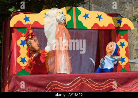 Punch e Judy è un tradizionale spettacolo di marionette con Mr. Punch e sua moglie Judy. Foto Stock