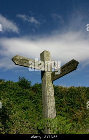 Seguire le indicazioni per il Pembrokeshire sentiero costiero tra bracken Foto Stock