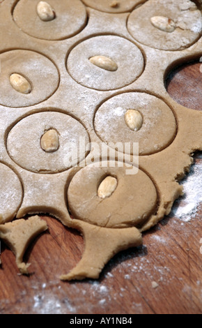 Il taglio di ginger cookies sul ripiano infarinato Foto Stock