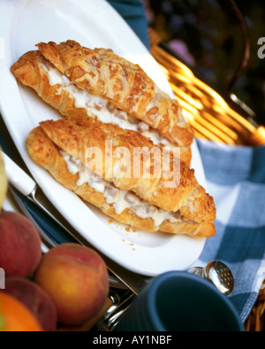 Due cornetti con ripieno di prosciutto e formaggio servita calda con caffè Foto Stock