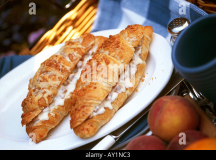 Due cornetti con ripieno di prosciutto e formaggio servita calda con caffè Foto Stock