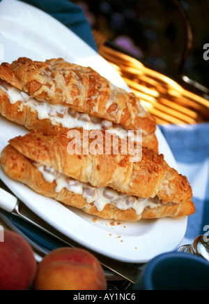 Due cornetti riempiti con prosciutto e formaggio con pesche Foto Stock