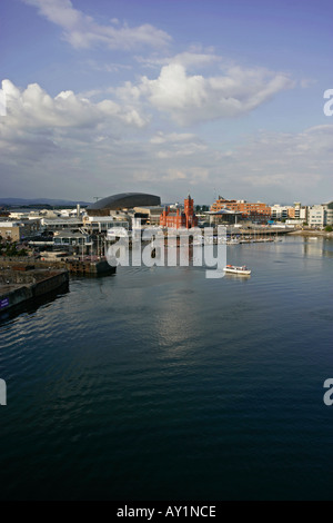 La baia di Cardiff, mostrando il Mermaid Quay, il Wales Millennium Centre Foto Stock