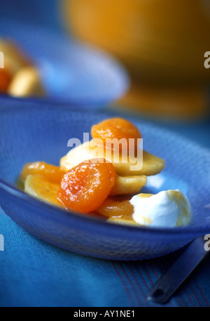 Conserva fatta di prodotti freschi e frutta secca mista in blu ciotola di vetro Foto Stock