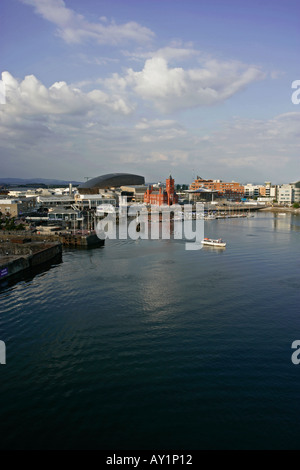 La Baia di Cardiff che mostra il lungomare di Mermaid Quay Foto Stock