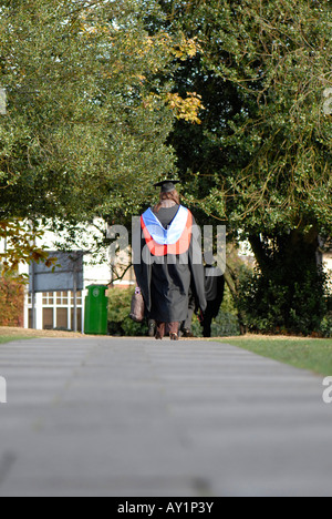 Laureato vestito in vestaglia e la malta di bordo sul modo per cerimonia di laurea Foto Stock