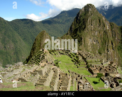 La storica città di Machu Picchu in alto nelle Ande peruviane abbandonata dagli Inca nel XVI secolo. Foto Stock