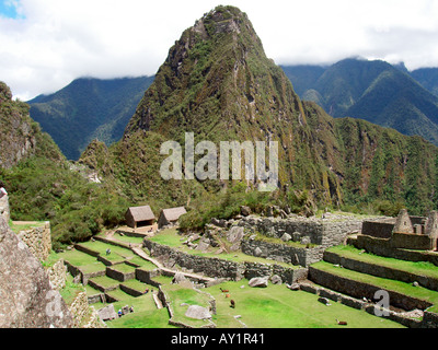 La storica città di Machu Picchu in alto nelle Ande peruviane abbandonata dagli Inca nel XVI secolo. Foto Stock