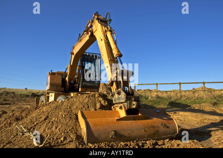 Una scavatrice su un sito in costruzione Foto Stock