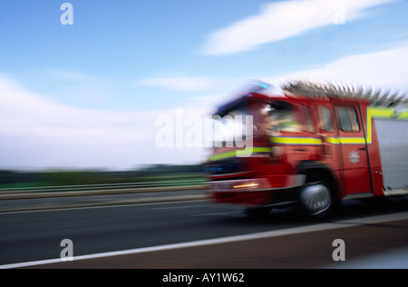 Motore Fire accelerando lungo un'autostrada in Inghilterra, Regno Unito Foto Stock