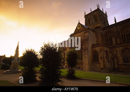 Il sole che tramonta a Sherborne Abbey città nella contea di Dorset England Regno Unito Foto Stock