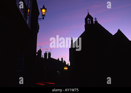 Silhouette della Almhouse al crepuscolo in Sherborne città contea di Dorset England Regno Unito Foto Stock