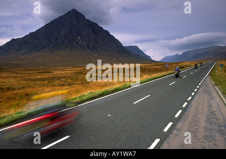 Moto touring passato Buchaille Etive montagna a Glen Coe nelle Highlands scozzesi UK Foto Stock