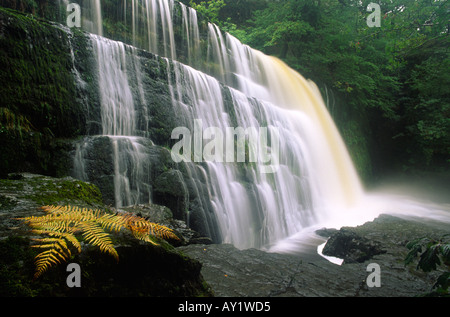 Sgwd Clun Gwyn cascata altrimenti noto come la caduta superiore in Brecon Beacons Wales UK Foto Stock