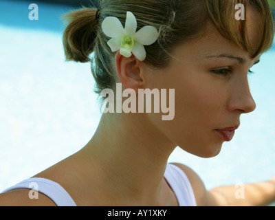 Profilo laterale di una giovane donna fare yoga Foto Stock