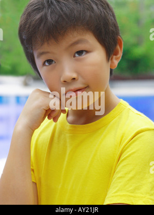 Close-up di un ragazzo di pensare Foto Stock